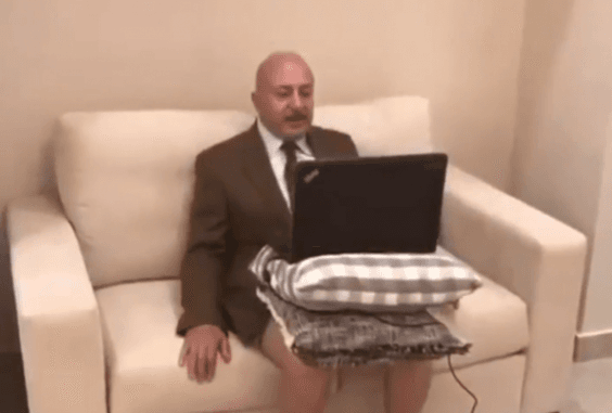 Analisti jep intervistë në brekë (VIDEO)