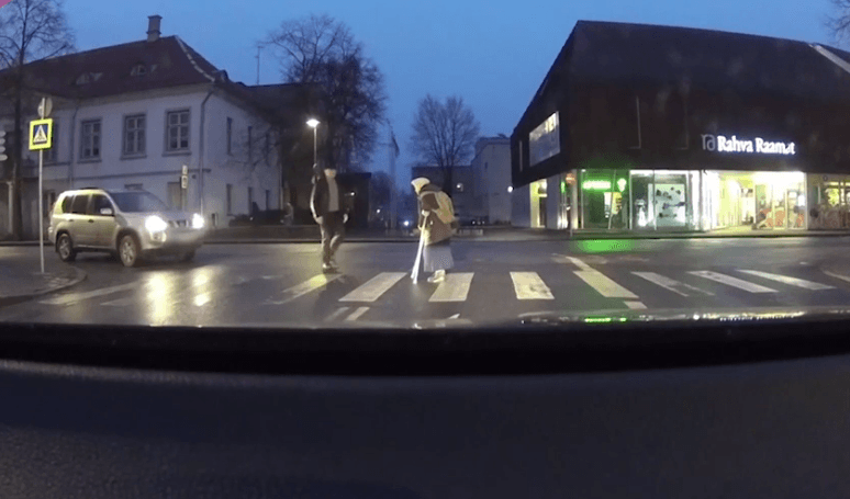 Zbret nga makina ta ndihmojë plakën, ngatërron më keq punën (VIDEO)