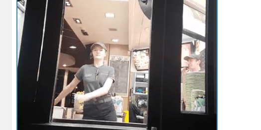 Punëtorja e McDonald's vallëzon me muzikën e klientëve (VIDEO)