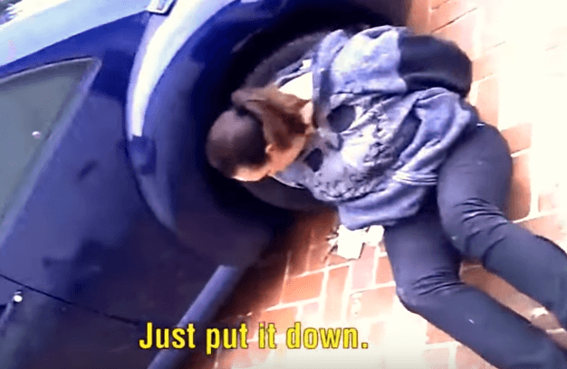 Policia ia thyen këmbën, gruaja do të shpërblehet (VIDEO)