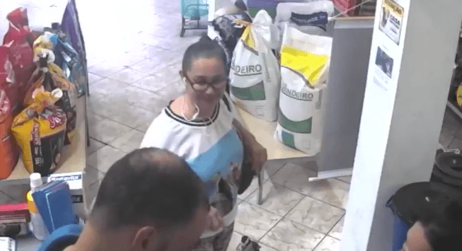 Shikoni se si plaçkit një zog dyqanin (VIDEO)