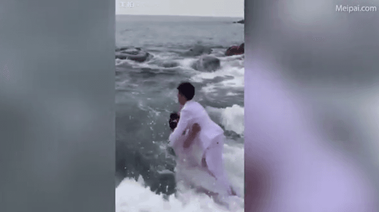Çifti po bënte fotot e dasmës, nusen e merr vala e detit (VIDEO)
