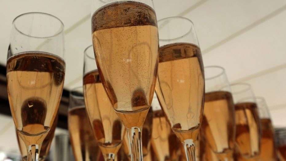 E largojnë nga aeroplani se deshi më shumë shampanjë