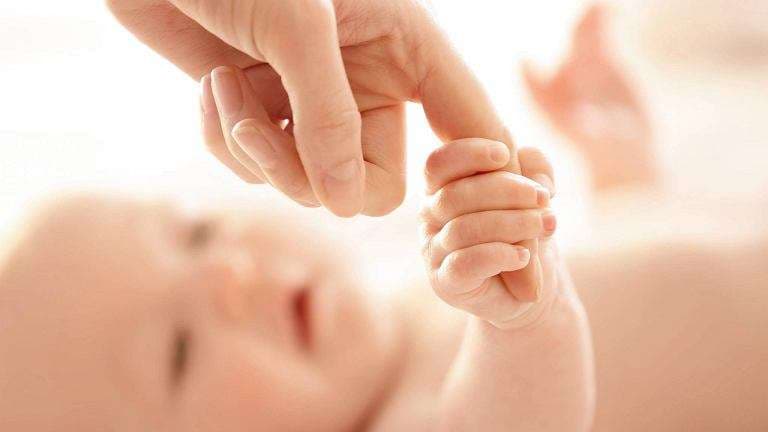 E rrallë: 25 vjeçarja lind foshnjën nga embrioni i ngrirë në vitin 1992