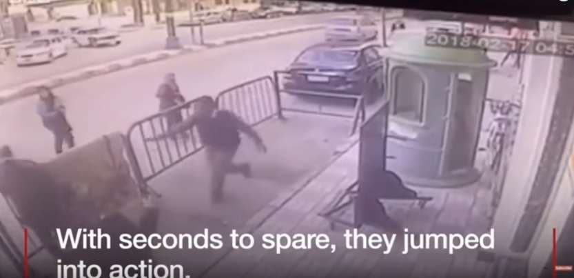 Polici kap fëmijën duke rënë (Video)