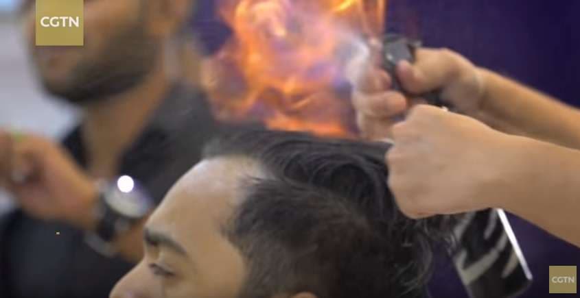 Berberi që stilon flokët duke i vënë zjarr (Video)