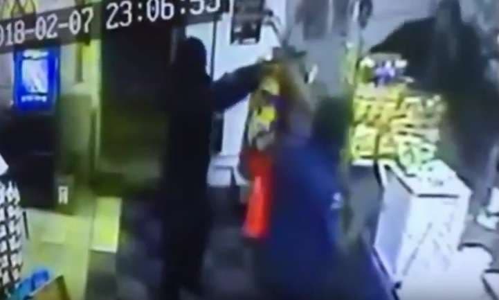 Shitësi i kundërpërgjigjet hajnave më armë zjarri (Video)