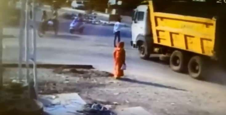 Nuk e gjen gjë nga goditja e kamionit (Video)