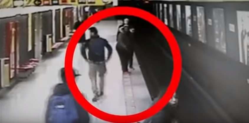 Studenti e shpëton dyvjeçarin nga shinat e trenit (Video)