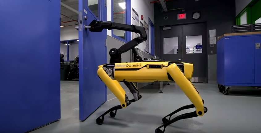 Roboti që i del në ndihmë miqve (Video)