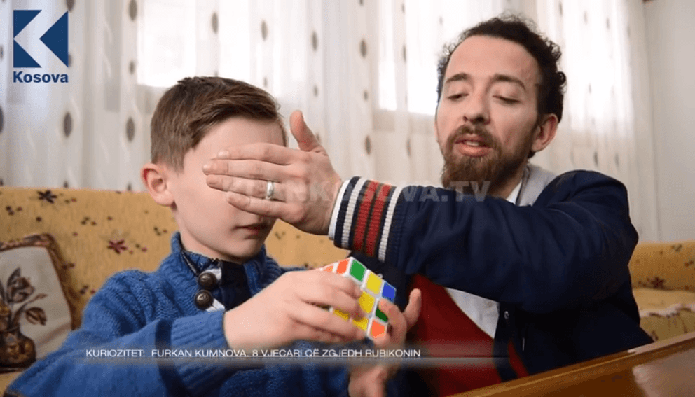Tetëvjeçari që zgjidh rubikonin madje edhe sy mbyllur (VIDEO)