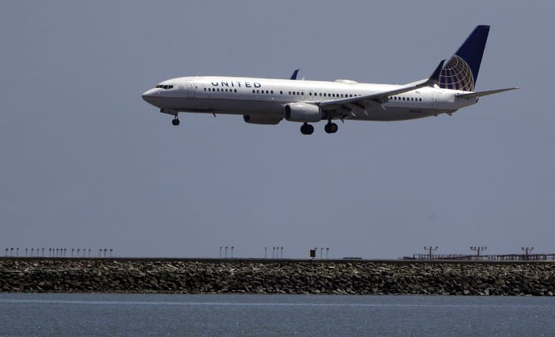 Ngordh qeni pasi e fusin në dollapët e sipërm në aeroplan – kompania jep llogari