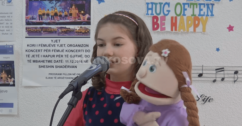 Vogëlushja nga Prizreni me mënyrë të pazakonshme këndimi (VIDEO)