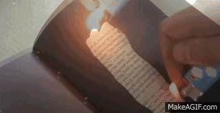 Ky libër mund të lexohet vetëm përmes zjarrit (VIDEO)