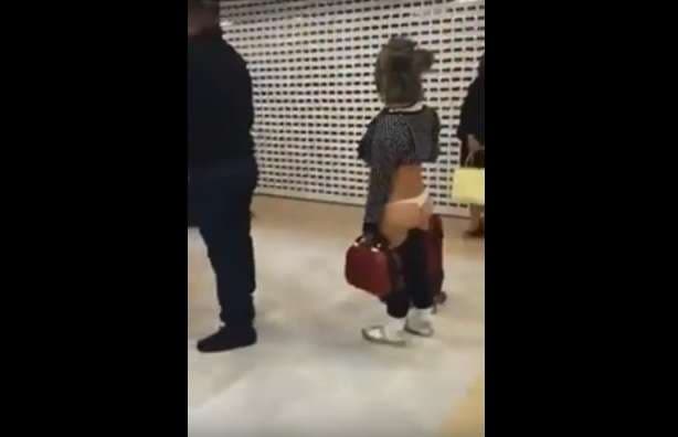 Shkon në aeroport pothuajse e zhveshur (VIDEO)