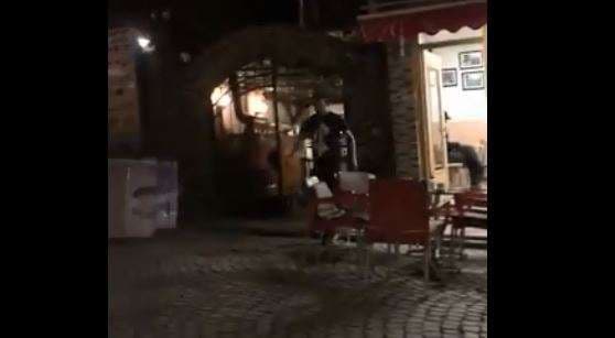 Mënyra ‘qesharake’ si ky kamerier e shërben çajin në Prizren (VIDEO)