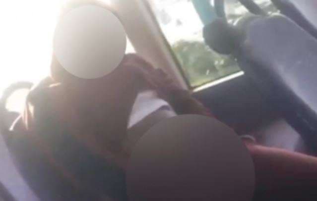 Ankohet për pasagjerin që masturbonte në autobus, shoferi i thotë “veç ta ndërrojë ulësen” (18+)
