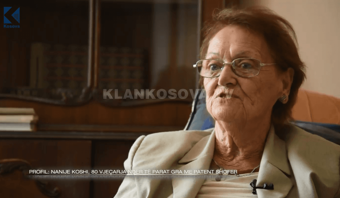 80 vjeçarja Nanije Koshi, ndër femrat e para kosovare me leje të veturës (VIDEO)
