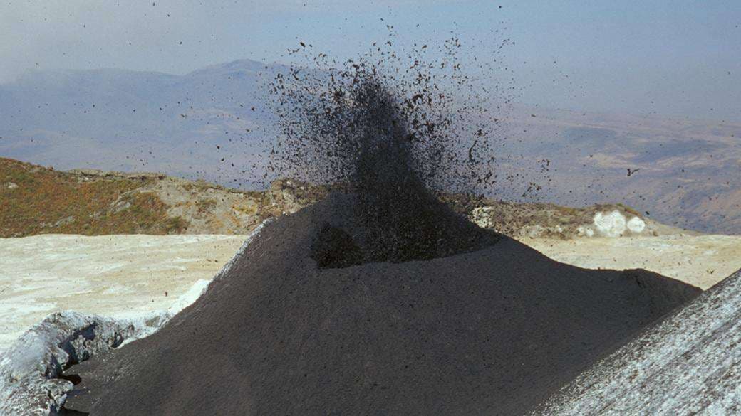 Vullkani më i ftohtë në botë lëshon llavë të zezë (FOTO)