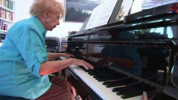 Colette Maze – mbi 100 vjet lojë në piano! (VIDEO)