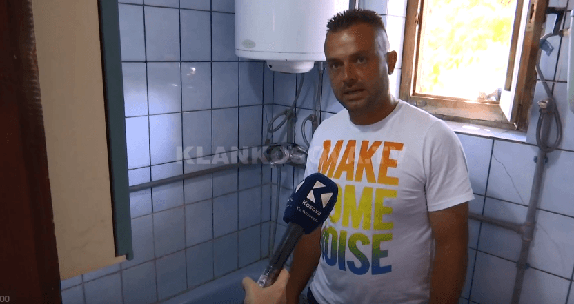 Një familjes në Aqarevë i hyri akrepi në banjo (VIDEO)