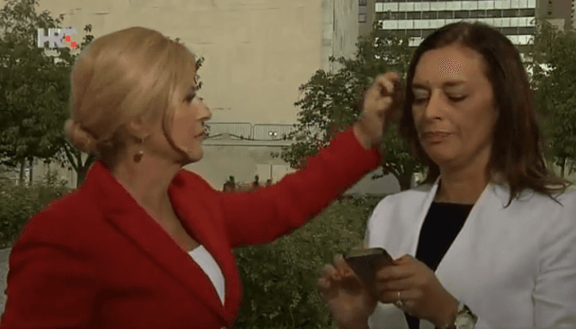 Presidentja kroate ia rregullon flokët gazetares - bëhet hit (VIDEO)