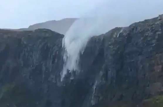 Ujëvara filmohet në një moment të çuditshëm (VIDEO)