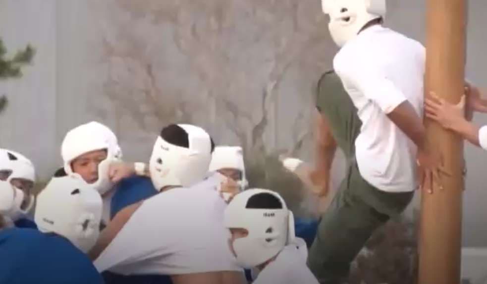 Kadetët ushtarakë luajnë lojën më të egër të Japonisë (VIDEO)