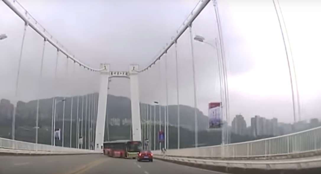 Përleshja brenda autobusit shkaktoi vdekjen e 15 personave në Kinë (VIDEO)