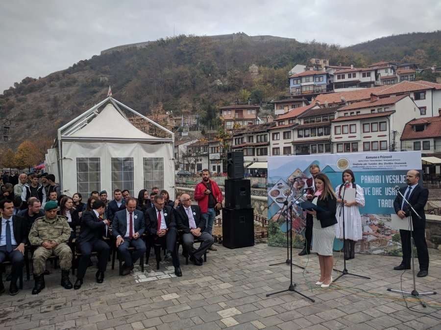 Drejtoresha e Turizmit të Prizrenit ia ngatërron emrin Kryetarit të Komunës (VIDEO)