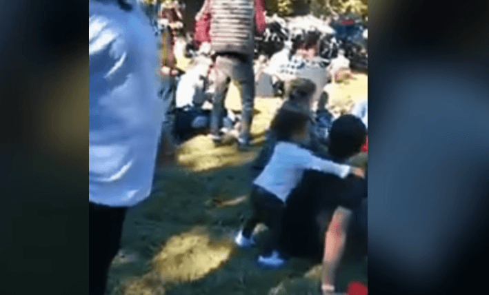 Fëmija që i përqafon të gjithë (VIDEO)