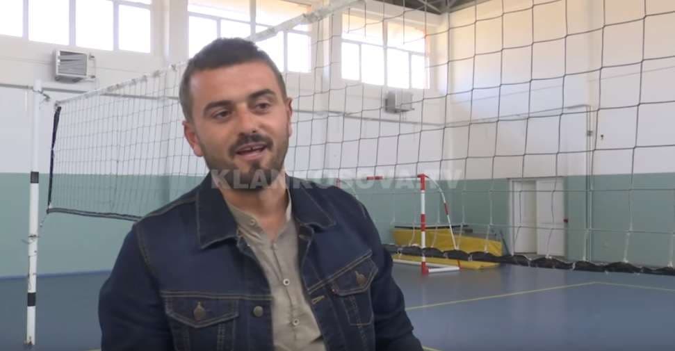 Mësuesi unik, pas punës mirëmban shkollën (VIDEO)