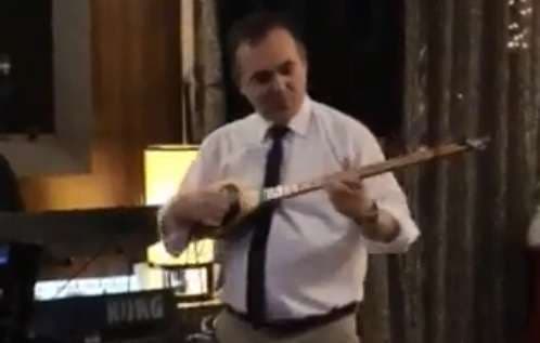 Rexhep Selimi tregon talentin e tij me çifteli (VIDEO)