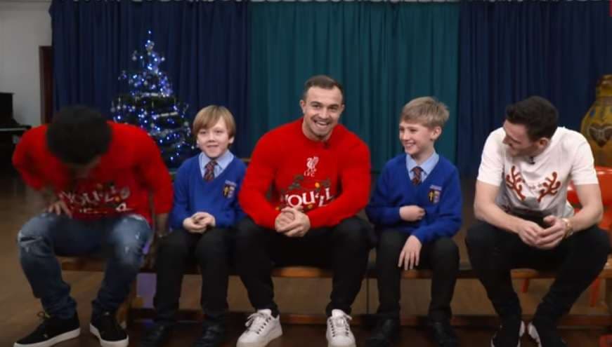 Shaqiri, Salah dhe Robertson i befasojnë fëmijët për Krishtlindje (VIDEO)