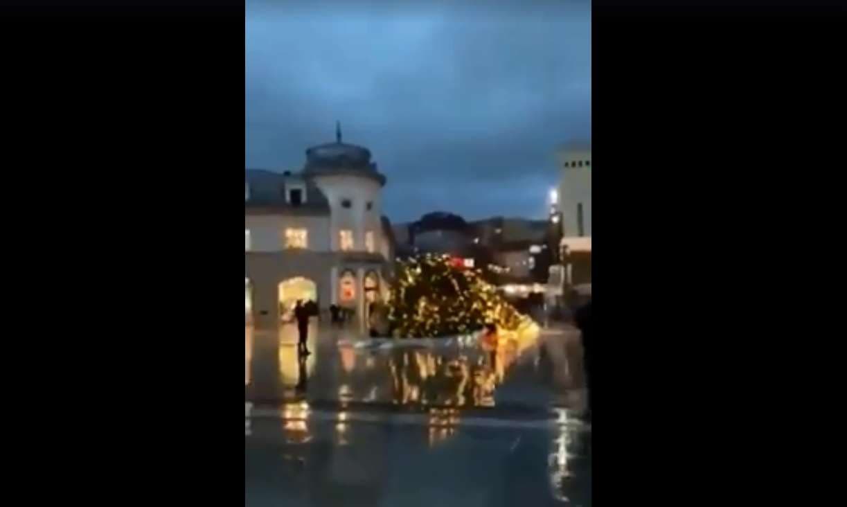 Erërat e fuqishme rrëzojnë bredhin tek sheshi “Skënderbeu” në Prishtinë (VIDEO)