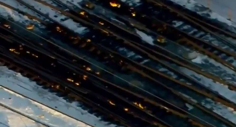 I ftohti ekstrem detyron punëtorët që të hedhin zjarr mbi hekurudha në SHBA (VIDEO)