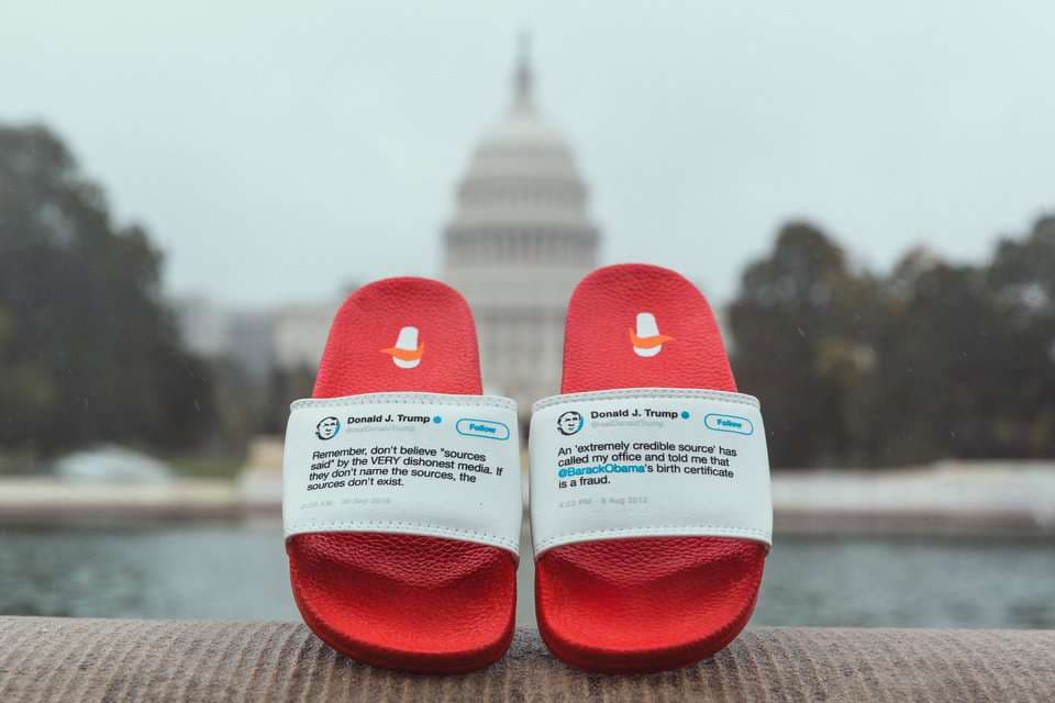Papuçet me mesazhet e Trump-it në Twitter, u shitën të gjitha brenda një kohe të shkurtër