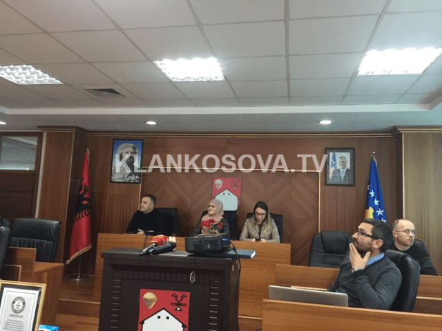 Skënderaj, Arbnora Fejza prezanton certifikatën e librit Guinness (FOTO+VIDEO)