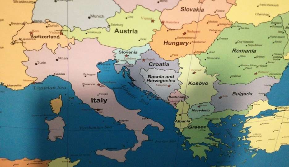 Serbia brenda hartës së Kosovës në një libër të Danimarkës (FOTO)