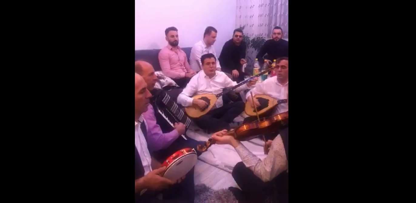 Agim Bahtiri me sharki ia krisë këngës (VIDEO)
