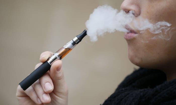 Ndërron jetë pasi cigarja elektronike i shpërthen në fytyrë