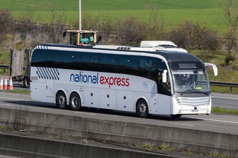 Një çift bën seks brenda një autobusi me shumë udhëtarë (FOTO)