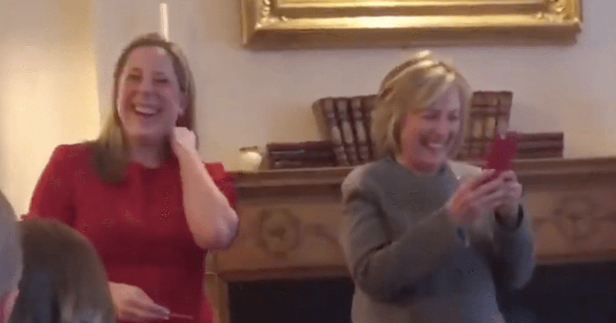 Hillary Clinton mori një telefonatë të papritur në mes të fjalimit (VIDEO)