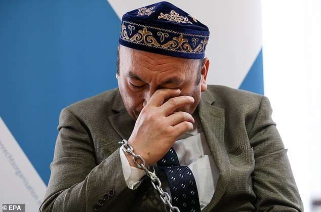 Myslimanët detyrohen të hanë mish derri në një "kamp" të Kinës (FOTO)