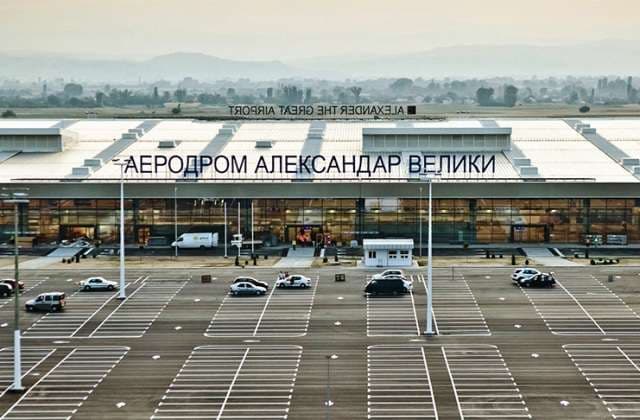 Arrestohet shkupjani që tymosi cigare në aeroplan