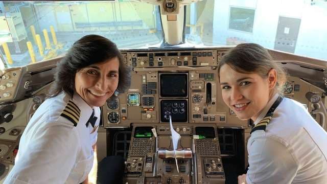 Nënë e bijë pilote të një fluturimi të madh, fotoja bëhet virale