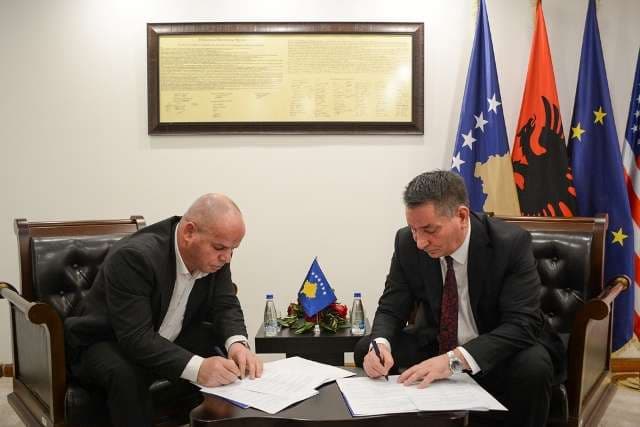Suhareka dhe Rahoveci përfitojnë financim të projekteve infrastrukturore lokale