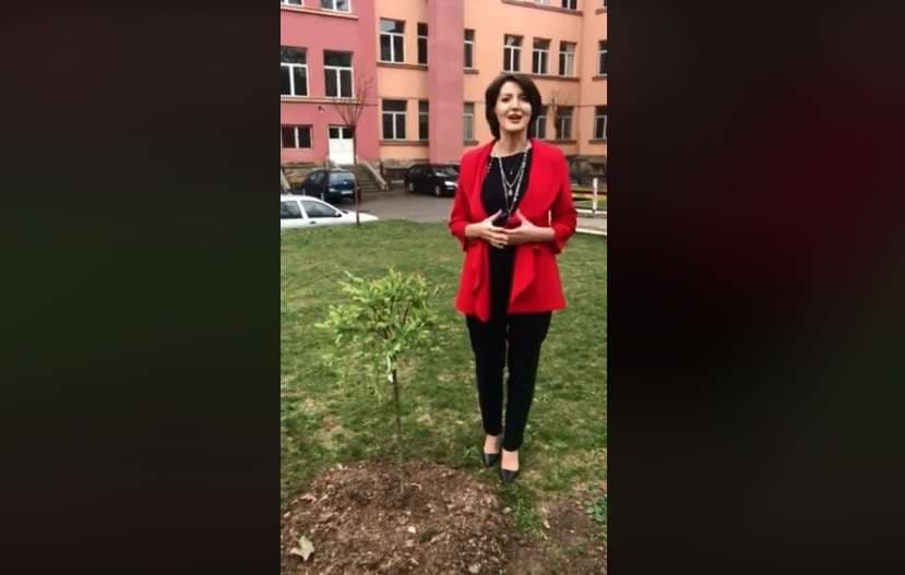 Atifete Jahjaga sfidon liderët shtetërorë me “Mbjelle një pemë” (VIDEO)