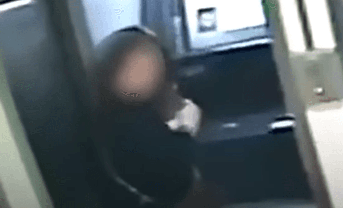 Hajni ia kthen paratë viktimës kur e kupton që veç ato i ka "pas shpirtit" (VIDEO)
