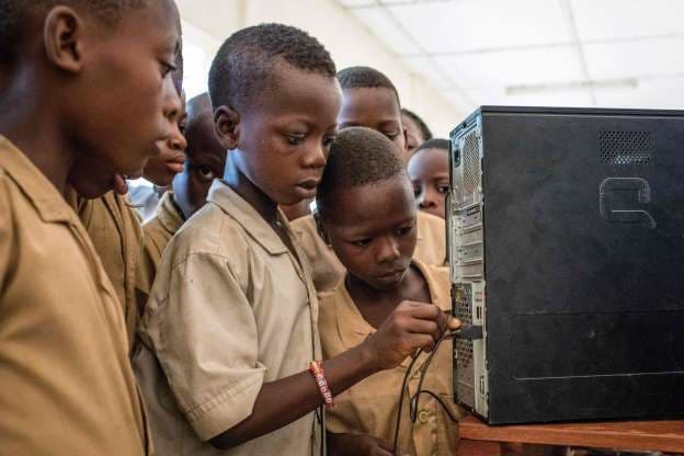Reagimi i fëmijëve nga Afrika që shohin për herë të parë kompjuterin